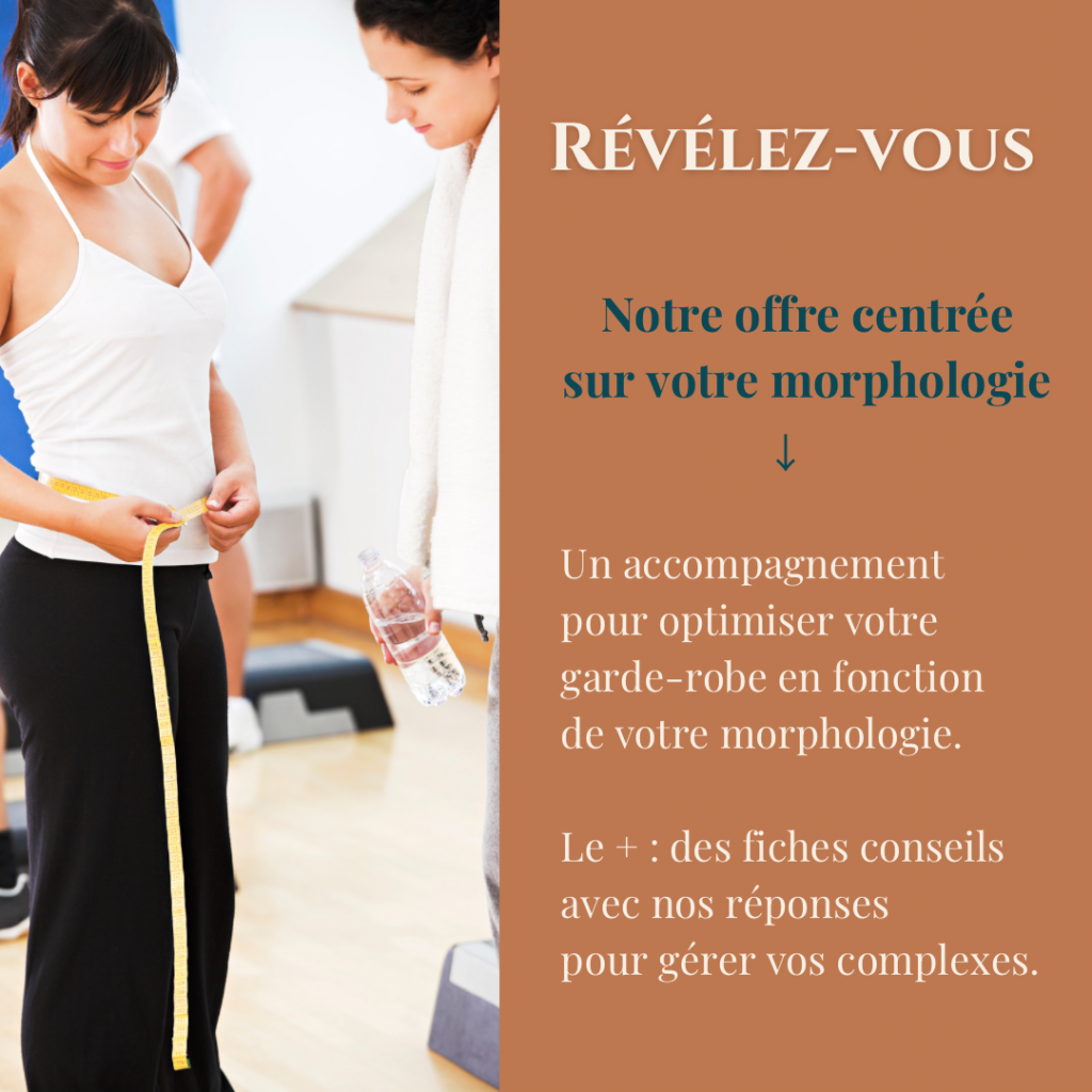 Deux femmes en salle de sport regardant dont une qui mesure son tour de taille
